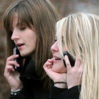 Zwei-junge-Frauen-telefonieren